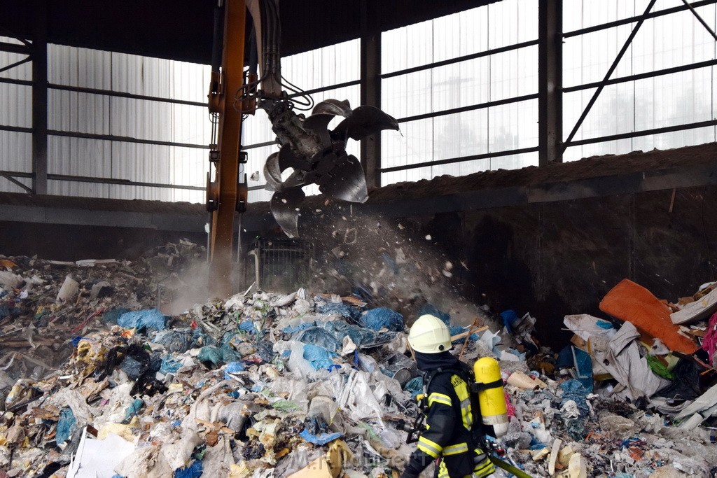 Feuer AVG Koeln Rath Heumar Wikingerstr 180.JPG - Miklos Laubert